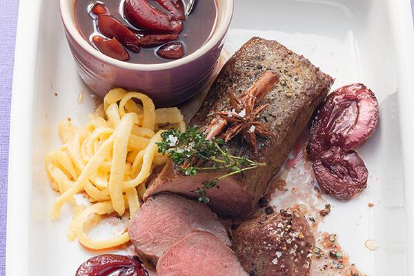 Hirschrückenfilet mit Zwetschgen und Spätzle Rezept | Küchengötter