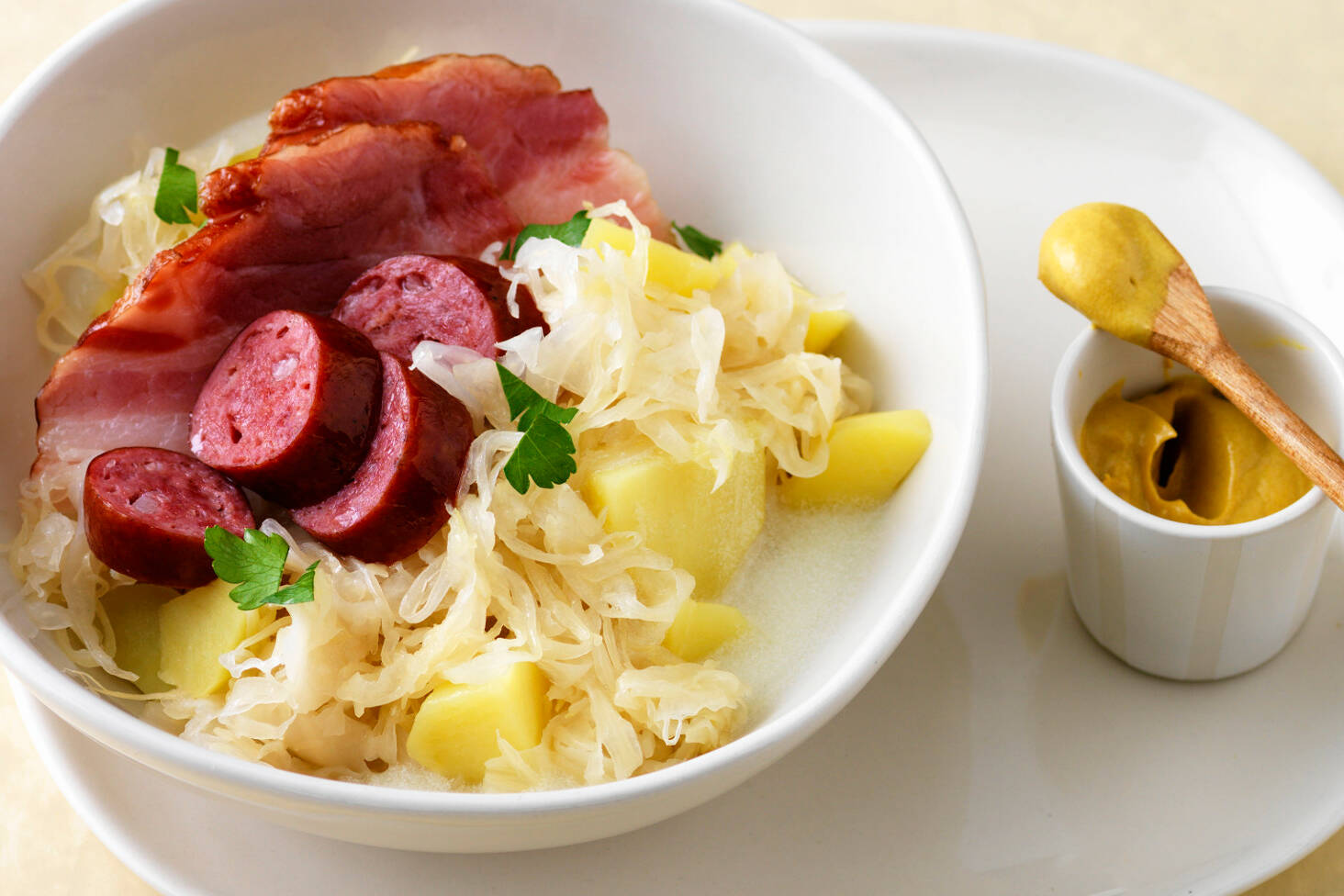 Sauerkrauttopf mit Würsten Rezept | Küchengötter Sauerkrauttopf mit Würsten Rezept | Küchengötter