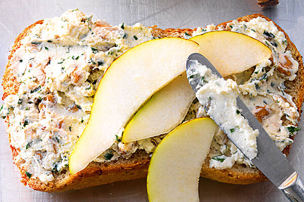 Vollkornbaguette mit Käse-Walnuss-Creme Rezept | Küchengötter Vollkornbaguette mit Käse-Walnuss-Creme Rezept | Küchengötter