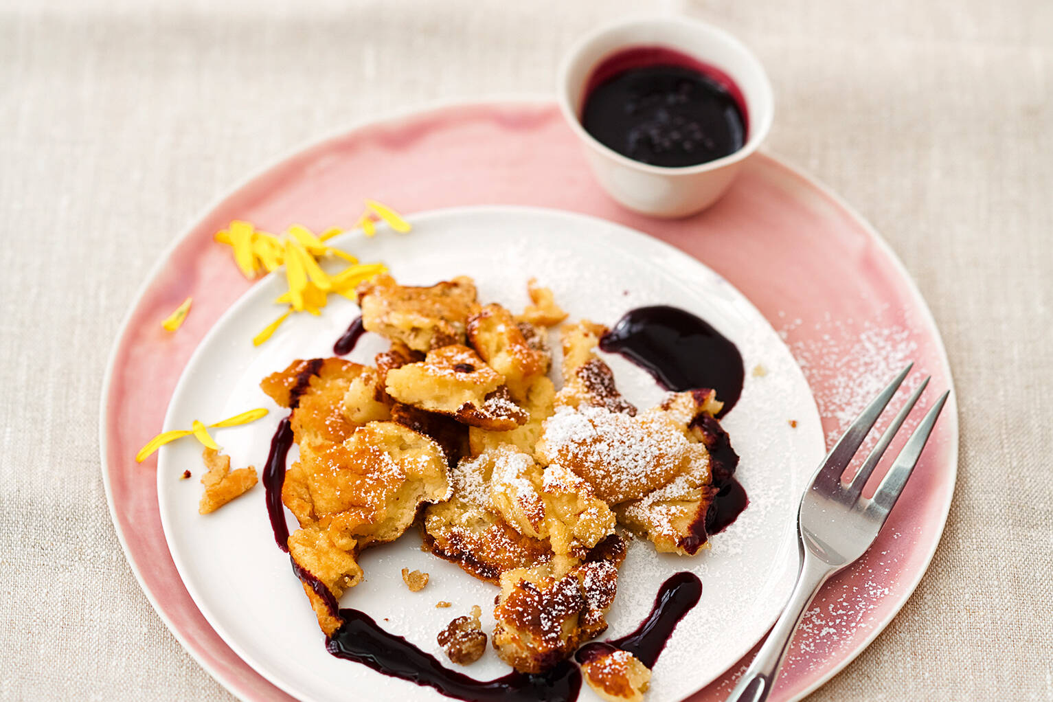 Kaiserschmarrn mit Holundersirup Rezept | Küchengötter Kaiserschmarrn mit Holundersirup Rezept | Küchengötter