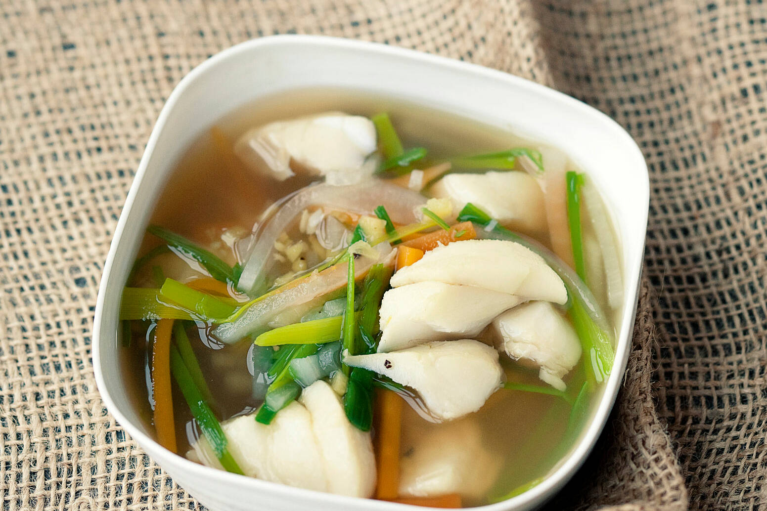 Fischsuppe mit Gemüsestiften Rezept | Küchengötter