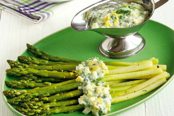 Gebratener Spargel mit Eier-Kräuter-Sauce Rezept | Küchengötter Gebratener Spargel mit Eier-Kräuter-Sauce Rezept | Küchengötter