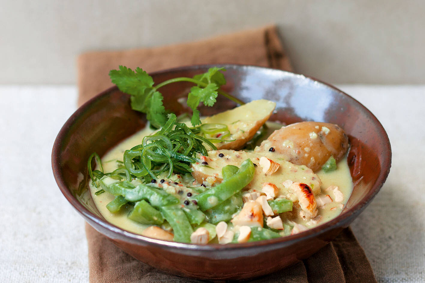 Curry mit jungen Kartoffeln, Cashewnüssen und Frühlingszwiebeln Rezept ... Curry mit jungen Kartoffeln, Cashewnüssen und Frühlingszwiebeln Rezept ...