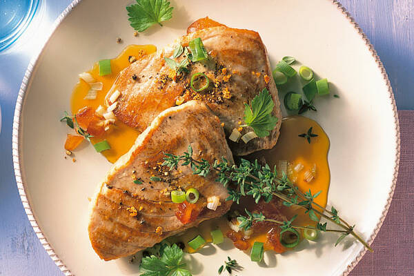 Thunfisch mit Kräuter-Dattel-Sauce Rezept | Küchengötter