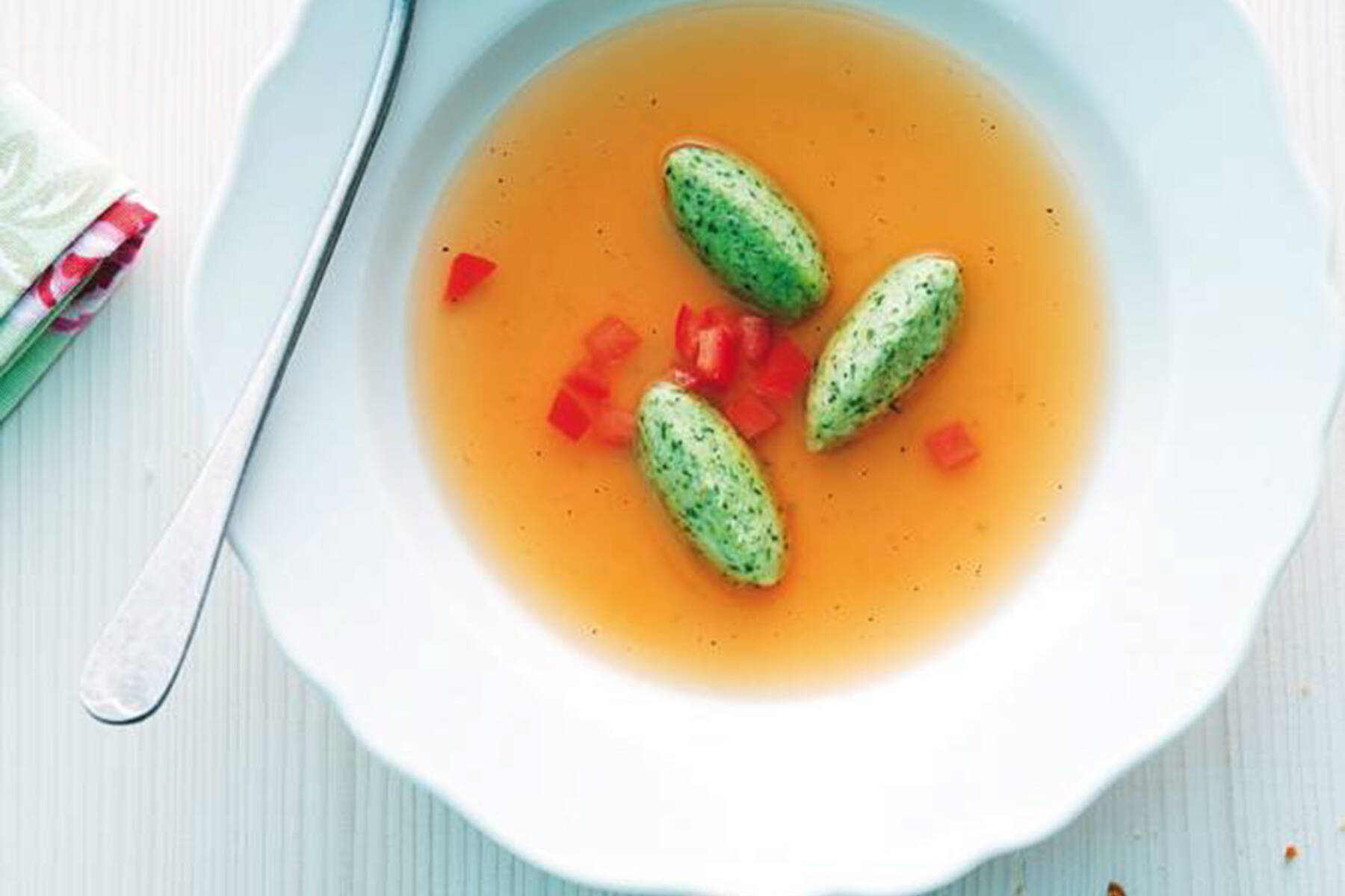 Klare Tomatenbouillon mit Basilikumnockerl Rezept Küchengötter