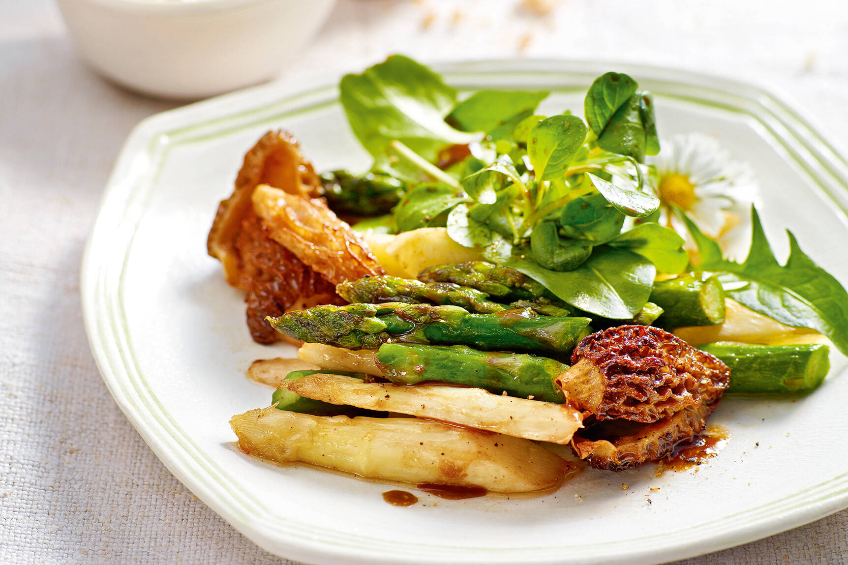 Spargelsalat mit Morcheln Rezept | Küchengötter Spargelsalat mit Morcheln Rezept | Küchengötter