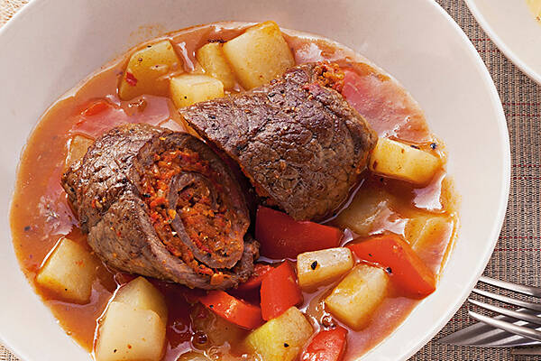 Rinderroulade mit Brotfüllung und Paprika-Kohlrabi-Gemüse Rezept ... Rinderroulade mit Brotfüllung und Paprika-Kohlrabi-Gemüse Rezept ...