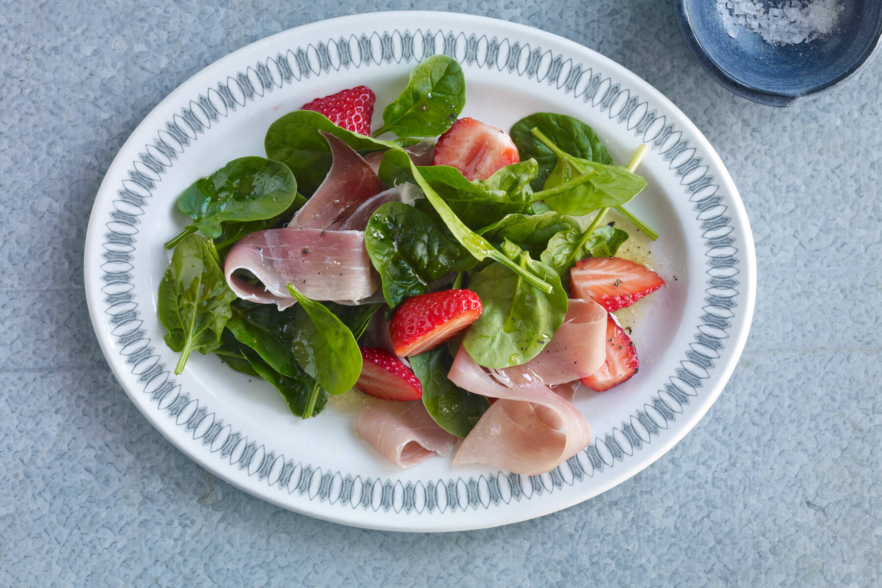 Spinatsalat mit Erdbeeren und Schinken Rezept | Küchengötter