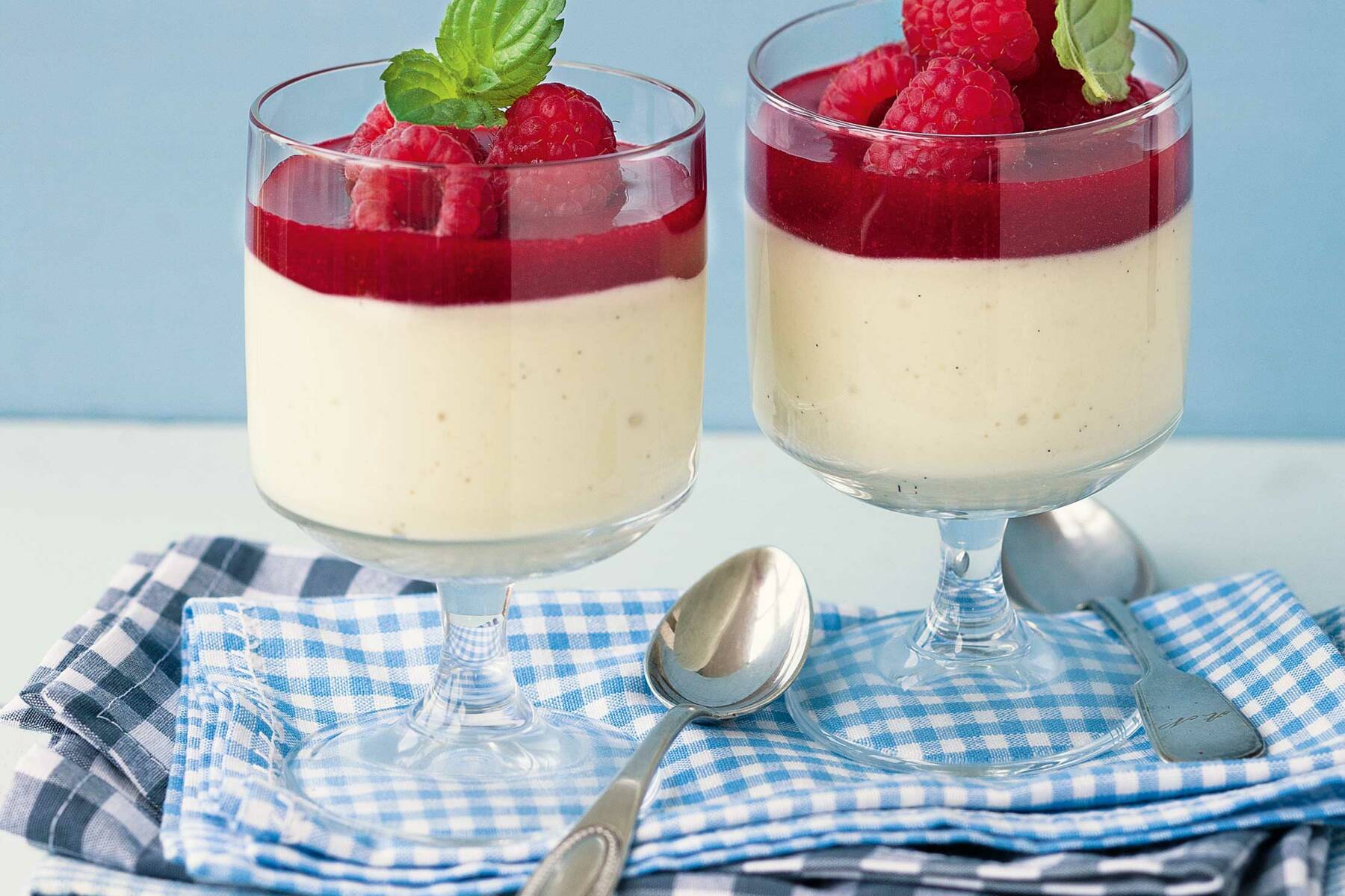 Bayerische Creme mit Himbeersauce Rezept | Küchengötter Bayerische Creme mit Himbeersauce Rezept | Küchengötter