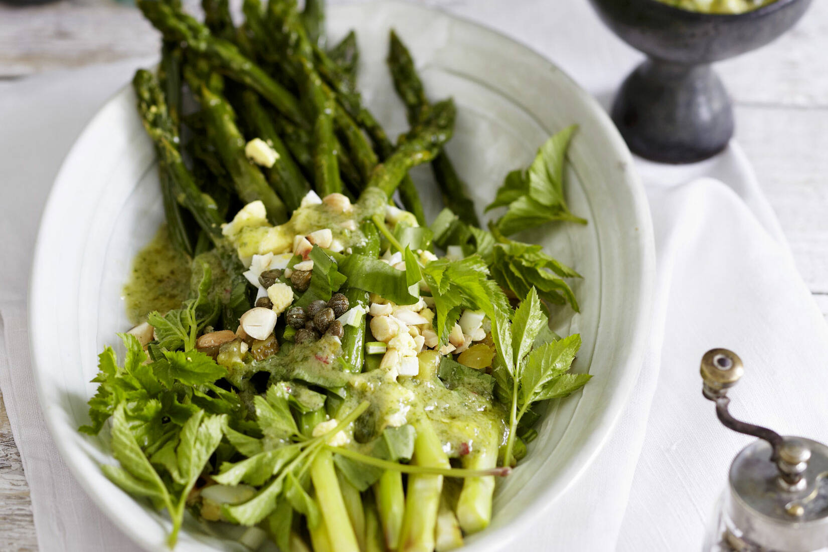 Ofenspargel mit Bärlauch-Vinaigrette Rezept | Küchengötter Ofenspargel mit Bärlauch-Vinaigrette Rezept | Küchengötter