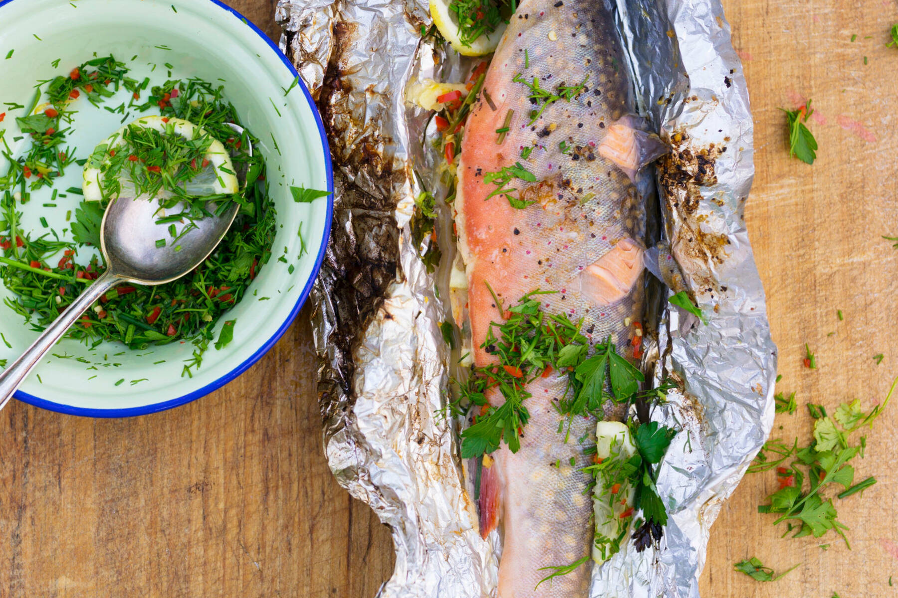 Kräuter-Saibling aus der Folie Rezept | Küchengötter Kräuter-Saibling aus der Folie Rezept | Küchengötter