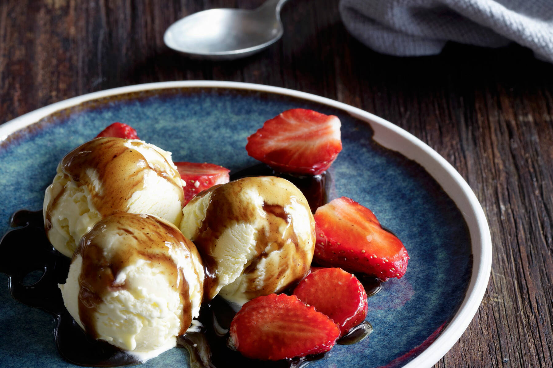 Mascarpone-Eis mit Erdbeeren und Balsamico-Sirup Rezept | Küchengötter Mascarpone-Eis mit Erdbeeren und Balsamico-Sirup Rezept | Küchengötter