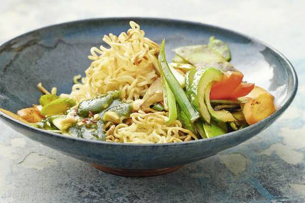 Asia-Nudeln mit süßsaurem Gemüse Rezept | Küchengötter