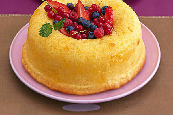 Savarin mit Beeren Rezept | Küchengötter Savarin mit Beeren Rezept | Küchengötter