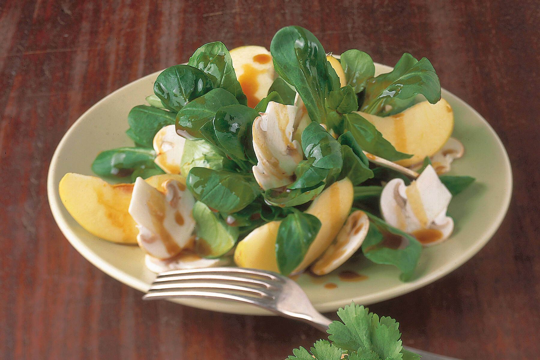 Feldsalat mit Äpfeln und Pilzen Rezept | Küchengötter Feldsalat mit Äpfeln und Pilzen Rezept | Küchengötter