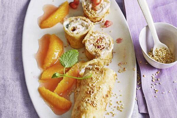 Sesam-Crêpes-Röllchen mit Granatapfel-Frischkäse Rezept | Küchengötter Sesam-Crêpes-Röllchen mit Granatapfel-Frischkäse Rezept | Küchengötter