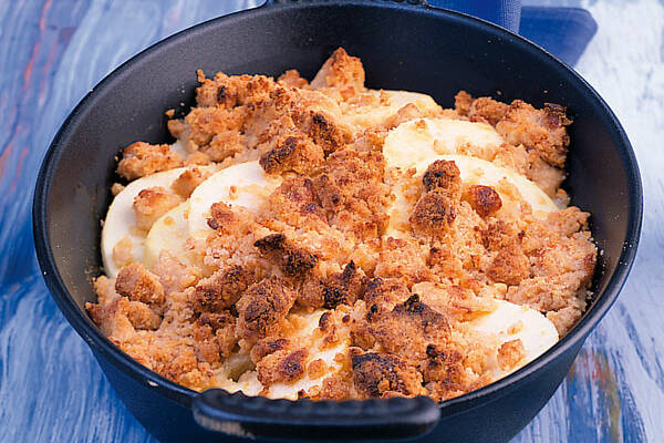 Gebackene Äpfel mit Marzipanstreuseln Rezept | Küchengötter Gebackene Äpfel mit Marzipanstreuseln Rezept | Küchengötter