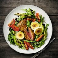 Rucola-Avocado-Salat mit Taubenbrüsten und gratiniertem Ziegenkäse