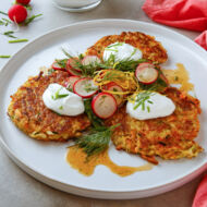 Vegane Kohlrabi-Möhren-Puffer mit Radieschensalat