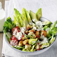 Salatbowl mit Avocado und Croûtons