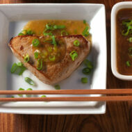 Tunfisch mit Sesam-Soja-Sauce