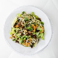 Thai-Gemüsenudelsalat 
mit pikantem Hackfleisch