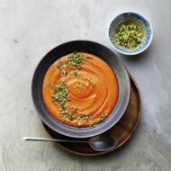 Paprika-Bohnen-Suppe mit Mandel-Gremolata