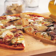 Zucchini-Artischocken-Pizza mit Kapern