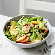 Hirse-Obst-Salat mit Spinat und Löwenzahn