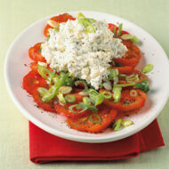 Tomaten-Zwiebel-Salat mit Kräuterkäse