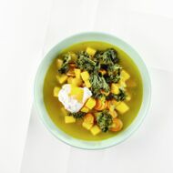 Golden Veggie-Soup mit Grünkohlchips