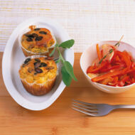 Mais-Kürbiskern-Muffins mit Paprika-Schalotten-Gemüse
