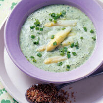 Frühlingskräutersuppe mit Spargel und Leinsamen
