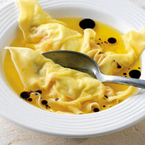 Kürbis-Essenz mit Ricotta-Wan-Tans