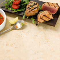 Teriyaki-Thunfisch mit Tomaten-Rucola-Salat