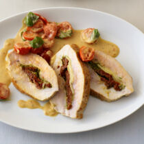 Mit getrockneten Tomaten gefüllte Putenbrust in Weinsauce
