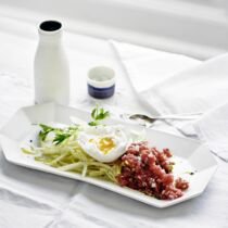 Rindertatar mit pochiertem Ei auf zitronigem Krautsalat