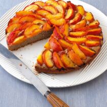 Süßer Hefekuchen mit Nektarinen Süßer Hefekuchen mit Nektarinen