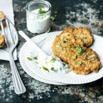 Spargel-Fritters mit Minz-Joghurt