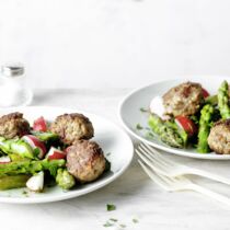 Hackbällchen mit Spargelsalat