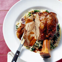 Ganze Kalbshaxe mit Perlgraupengemüse und Spinat Ganze Kalbshaxe mit Perlgraupengemüse und Spinat