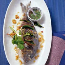 Doraden mit Zitronengras, Ingwer und Chili