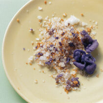 Veilchensalz mit gerösteten Mandeln Veilchensalz mit gerösteten Mandeln