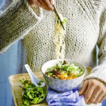 Asia-Suppen-Bowl mit mariniertem Rindfleisch