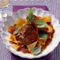 Geschmorte Kalbsbacken im Tomatensud mit Chili und Basilikum