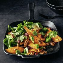 Warmer Süßkartoffelsalat  mit Cranberrys und Pecannüssen