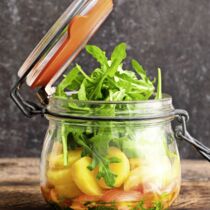 Kartoffelsalat mit Lachs und Rucola