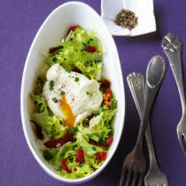 Friséesalat mit Tiroler Speck und pochiertem Ei