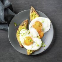 Süßkartoffel-Toasts mit Avocado-Hummus