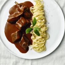 Geschmorter Hase mit Bandnudeln und Portwein-Schokoladen-Sauce